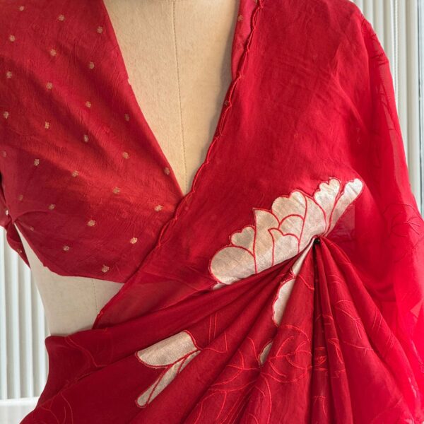 ☘️A stunning pure Sikk Organza saree with beautiful embroidery & appliqués all along length Of saree and a stunning Benarasi silk blouse