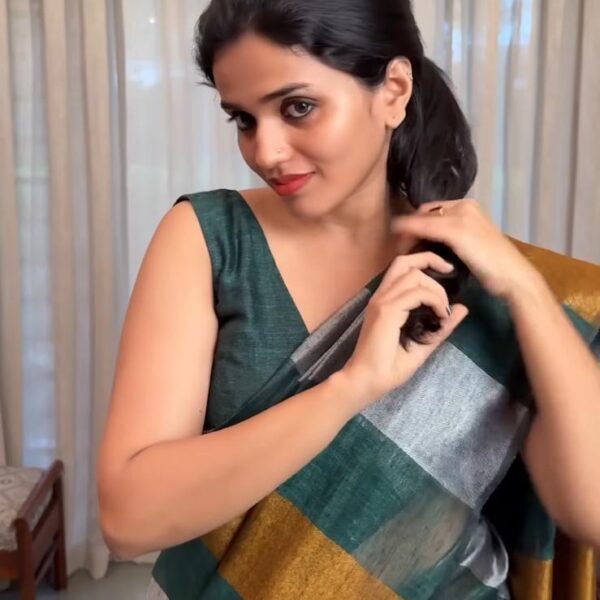 Available on preorder dispatch in 7 workingdays A stunningly gorgeous premium Handloom Linen silk saree with beautiful hand weaving of vertical stripes along saree creating a beautiful vintage feel. The saree is delicately adorned with tassels adding to the style quotient and the plain linen silk blouse can be styled as per your choice. A beautiful choice for gifting your dear ones this Christmas season