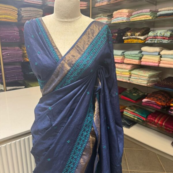 ☘️A stunningly gorgeous premium pure tussar silk saree with beautiful hand embroidery all along saree featuring Kutch work and on blouse and pallav.